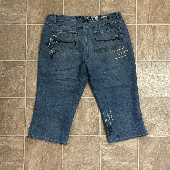 Juniors Bailey's Point Embroidered Sequined Y2K Capri Jeans Size 17 - Picture 2 of 3